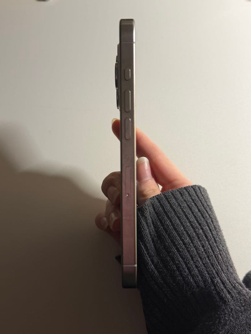 iPhone 15 pro シルバー 画面ひび割れあり