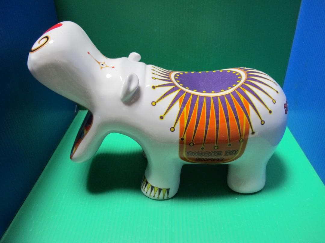 カラフルな陶器製カバの置物