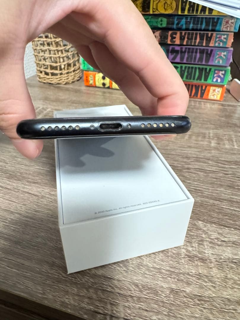iPhone SE（第2世代） 128GB 右上画面割れ有り