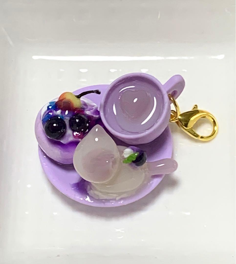 おすわり猫　レジン　ハンドメイド
