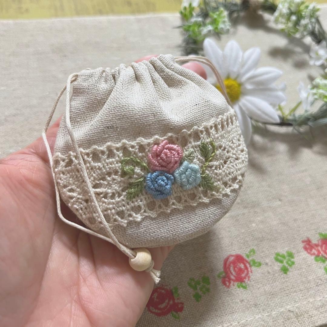 2308-3 手のひら巾着サシェ 香り袋 綿麻 レース ローズ刺繍 ブルー