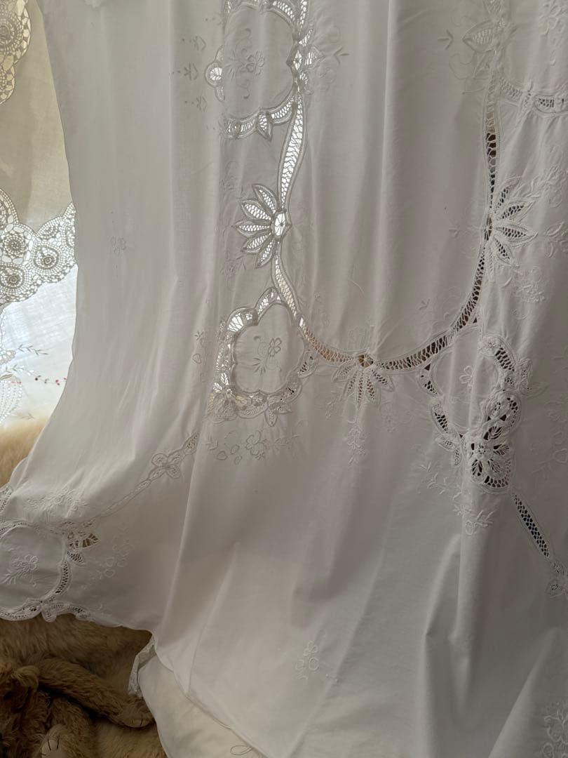 フランスアンティークஐ⋆*ホワイト花柄刺繍のカーテンஐ⋆*ドイリー付き