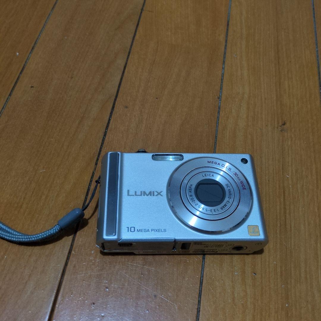 デジカメ　LUMIX シルバー