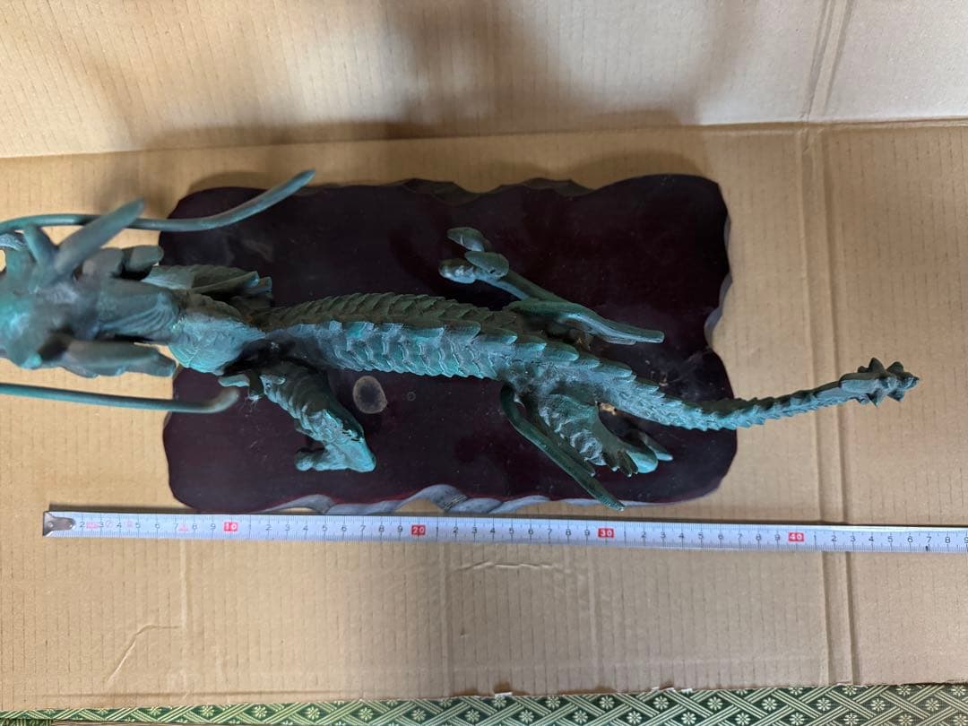 青銅や鉄で作られた龍の置物（オブジェ）　木製台座付き