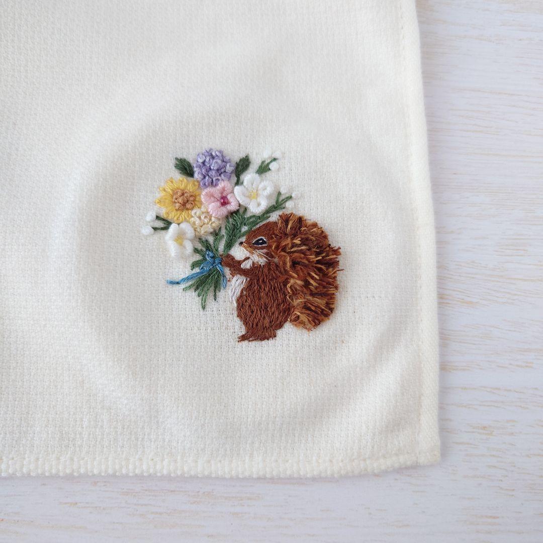 手刺繍入ちっちゃな タオルハンカチ【りす君とフラワーブーケ】