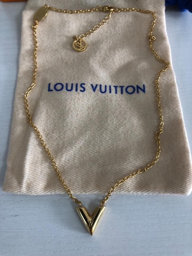 チョーカーLouisVuittonゴールド　LVLlogo ネックレス　おしゃれ