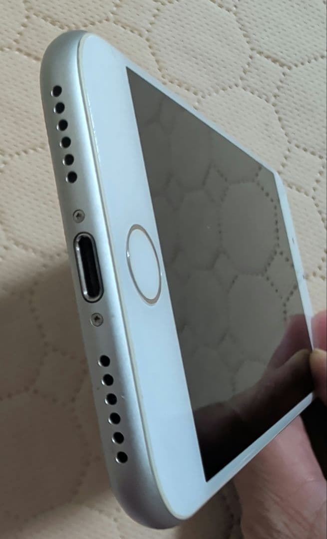 Apple iPhone 8　64GB　本体