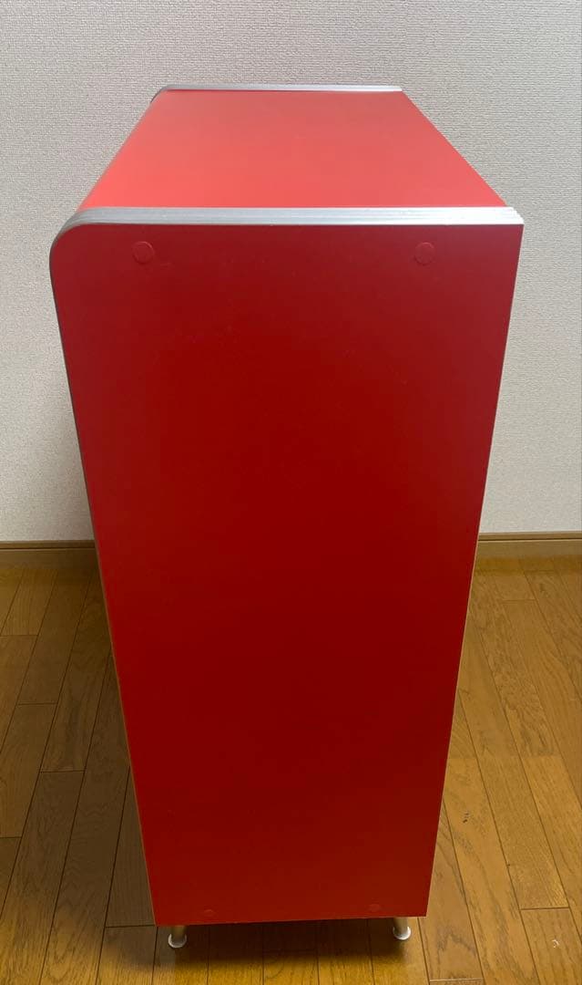 赤と白の二重扉キャビネット