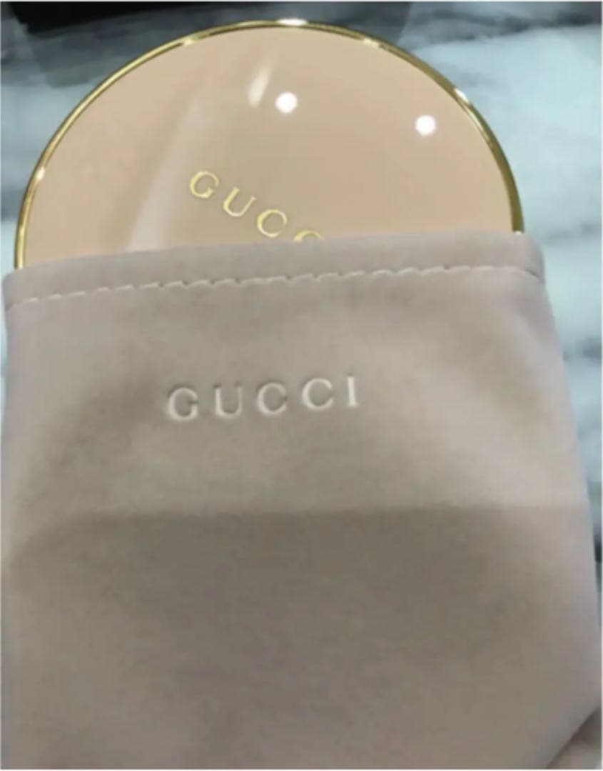 グッチ　ファンデーション　プレスドパウダー