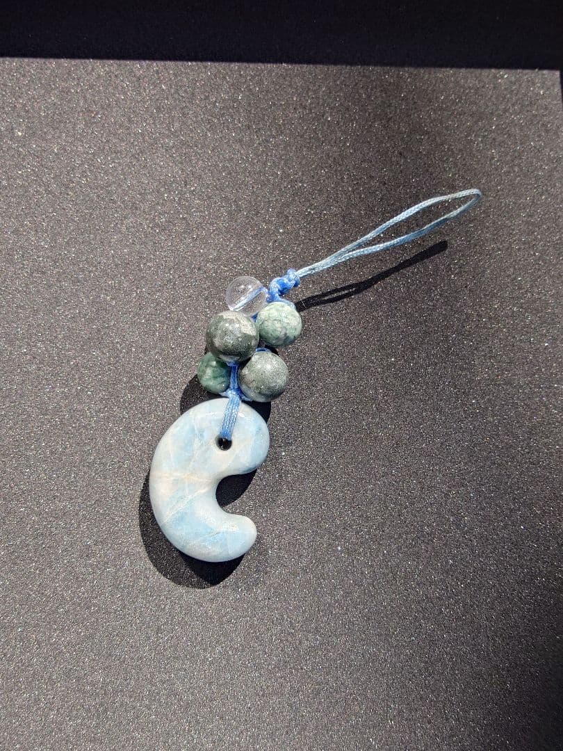 糸魚川　入りコン沢　青翡翠　勾玉