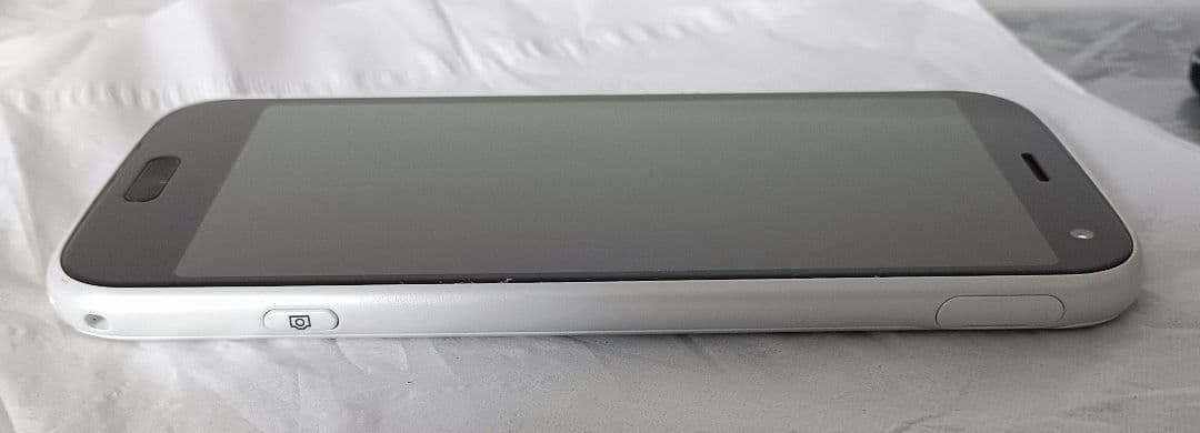 docomo「らくらくスマートフォン F-52B」 ホワイト
