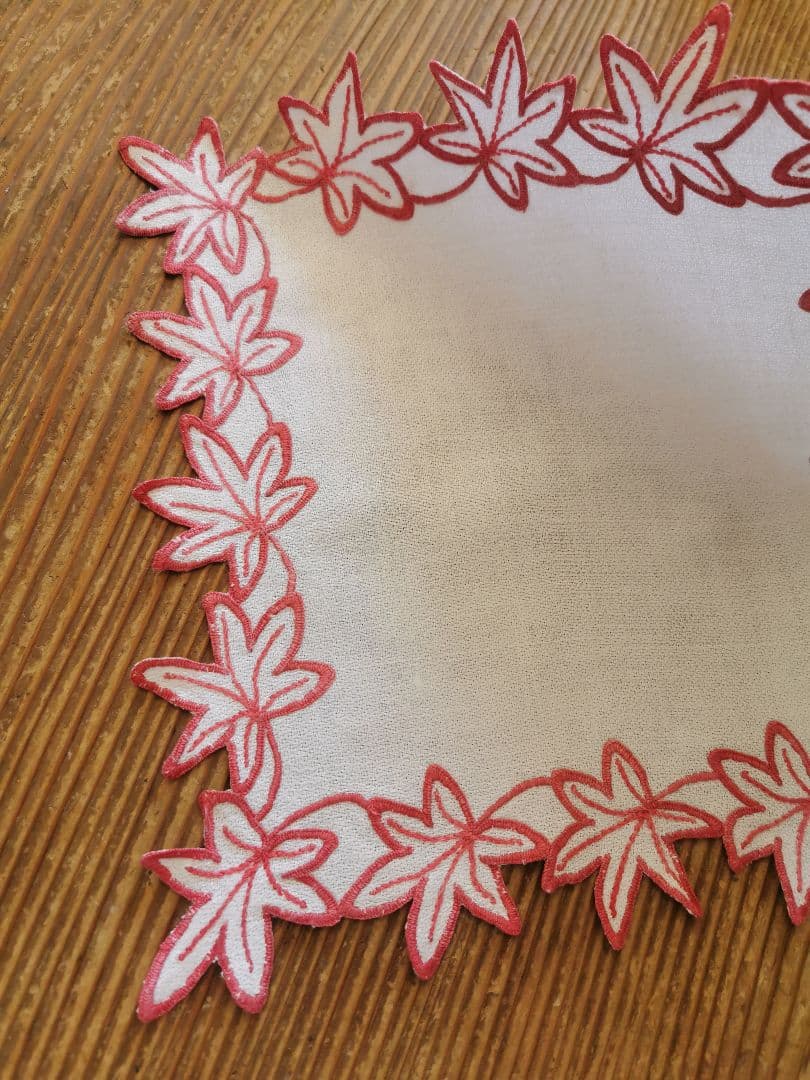 アンティークフランス カットワーク 赤糸刺繍 メープル 楓の葉 縮緬風ドイリー