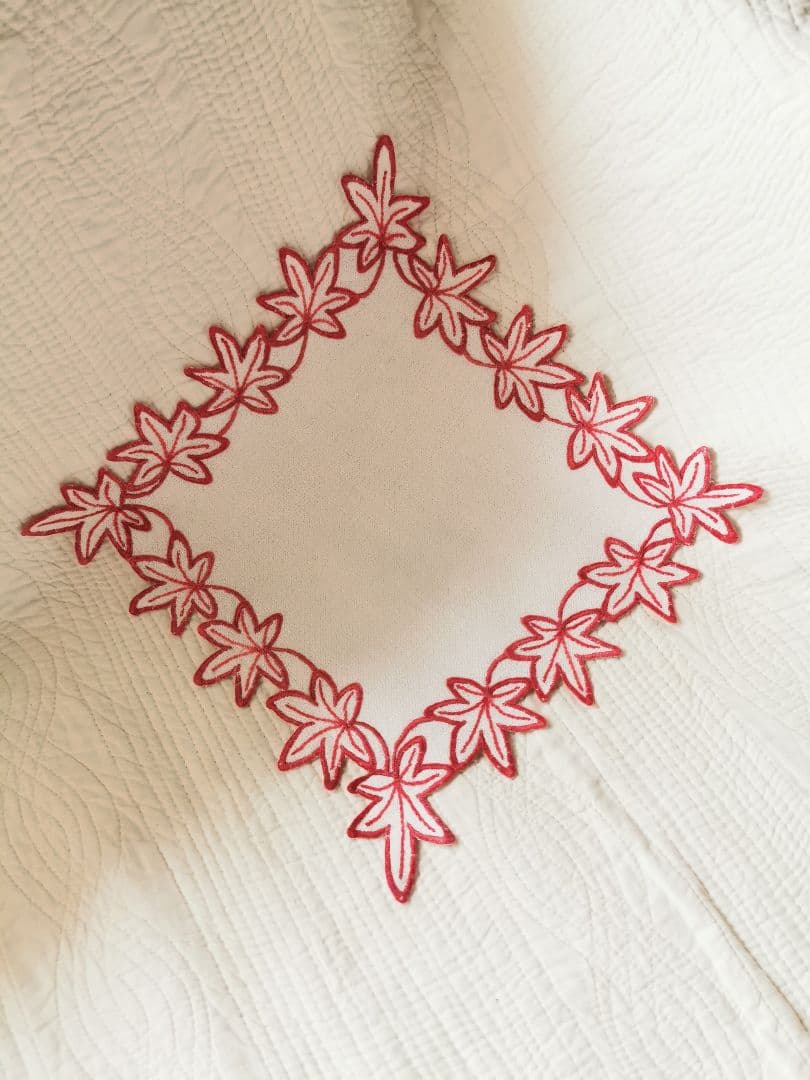 アンティークフランス カットワーク 赤糸刺繍 メープル 楓の葉 縮緬風ドイリー