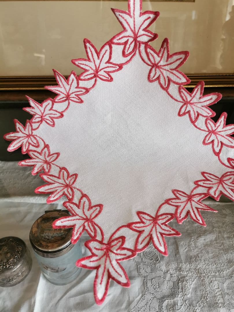 アンティークフランス カットワーク 赤糸刺繍 メープル 楓の葉 縮緬風ドイリー
