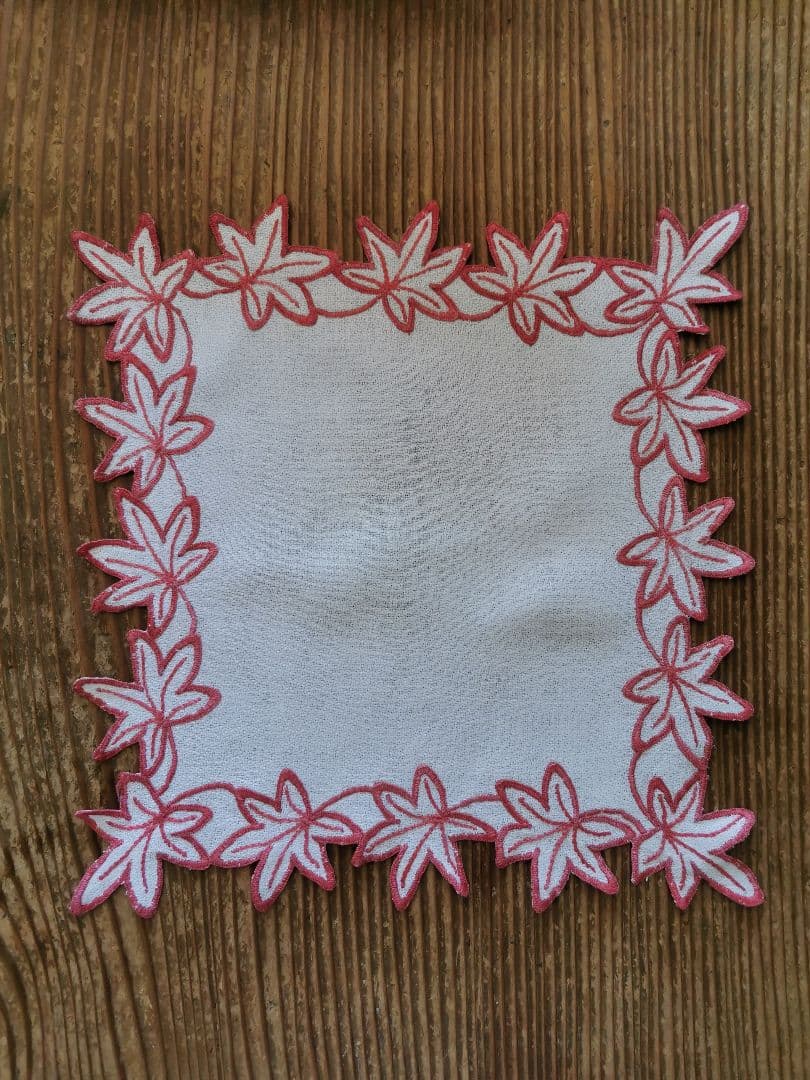 アンティークフランス カットワーク 赤糸刺繍 メープル 楓の葉 縮緬風ドイリー