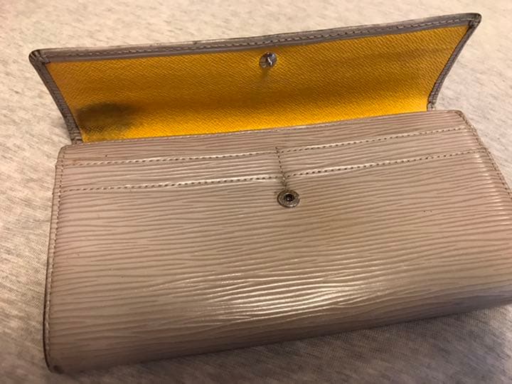ルイヴィトン LOUIS VUITTON 長財布 エピ　ポルトフォイユエピ サラ