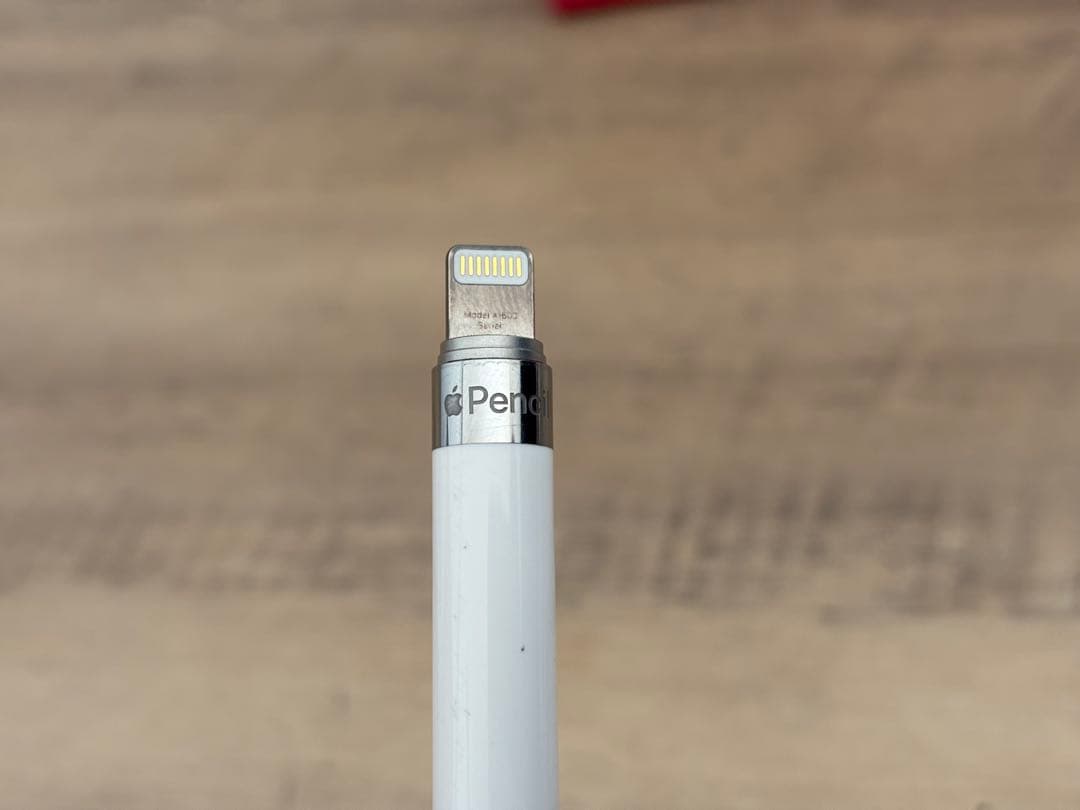 第8世代 iPad (純正ペン、純正充電コード付)