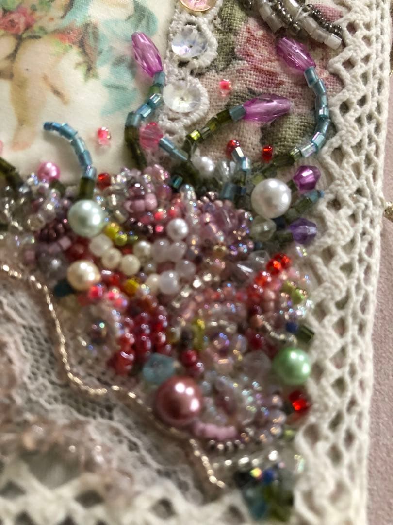 ビーズ刺繍のクラフト作品