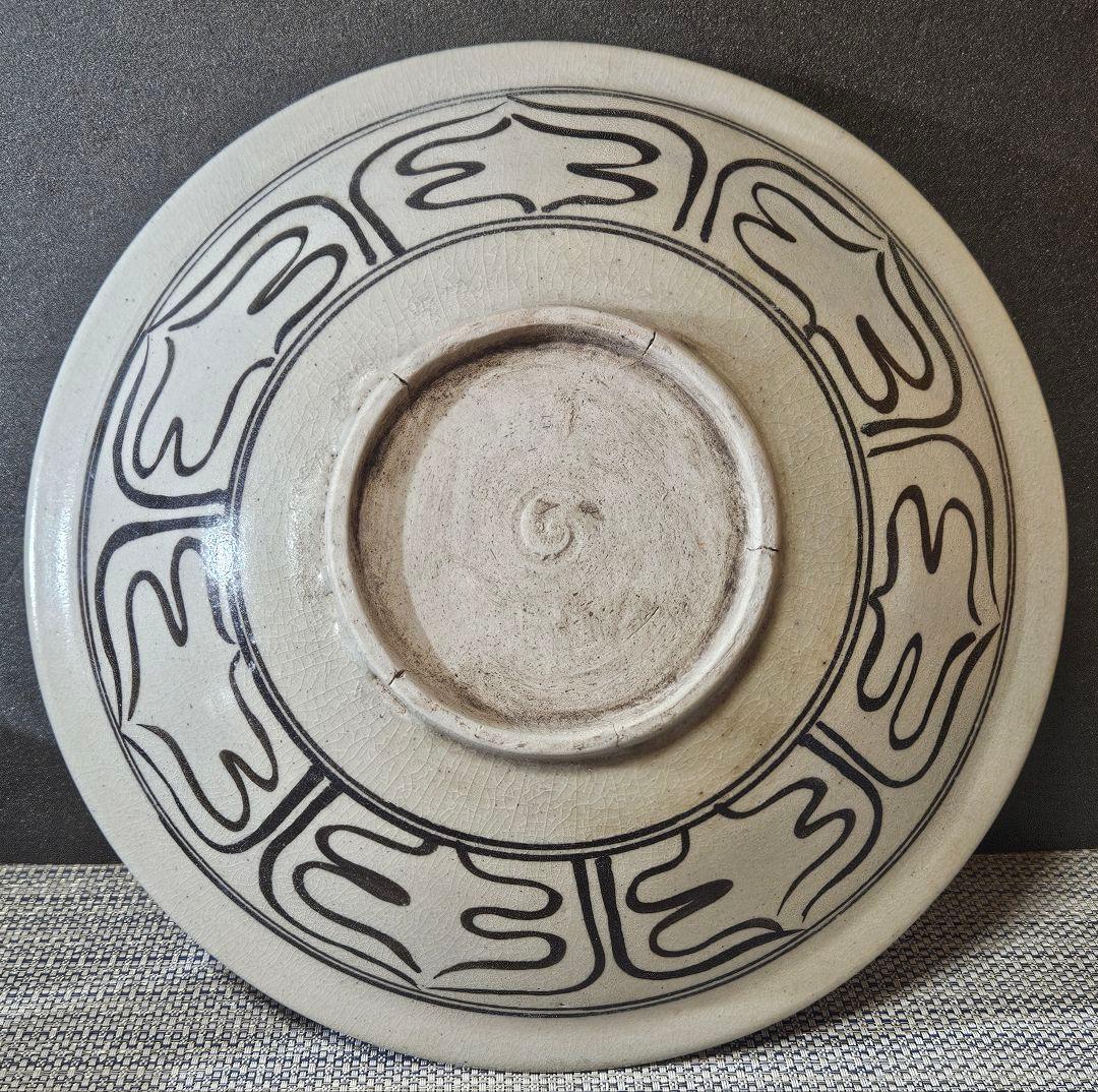【東南アジア古陶磁器】時代古作品　安南系　黒呉須　魚に唐草文　31.7cm大鉢
