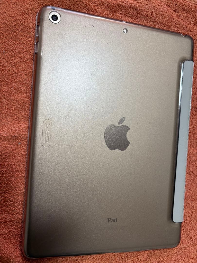 iPad 第５世代 32G ゴールド 本体 カバー付き