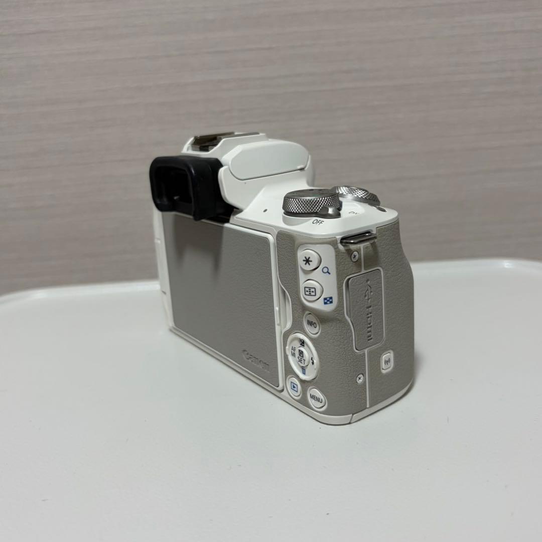 Canon EOS Kiss M2 ダブルズームキット(ホワイト)