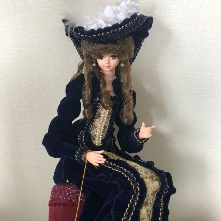 ミツバ 最高級フランス人形 ローラン ポーズ人形 高級ドレスを纏った女性スツール