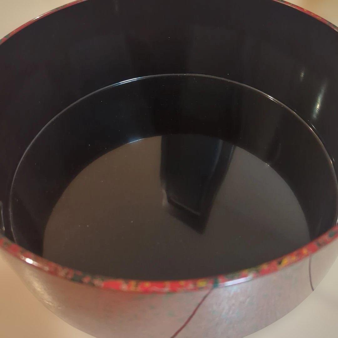 赤黒模様の漆器 蓋付き丸型