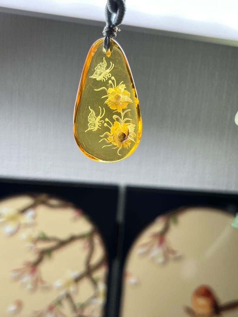 極上品‼️高浄度❗️天然ゴールデンアンバー　有名な『裏彫り』蝶恋花ネックレス