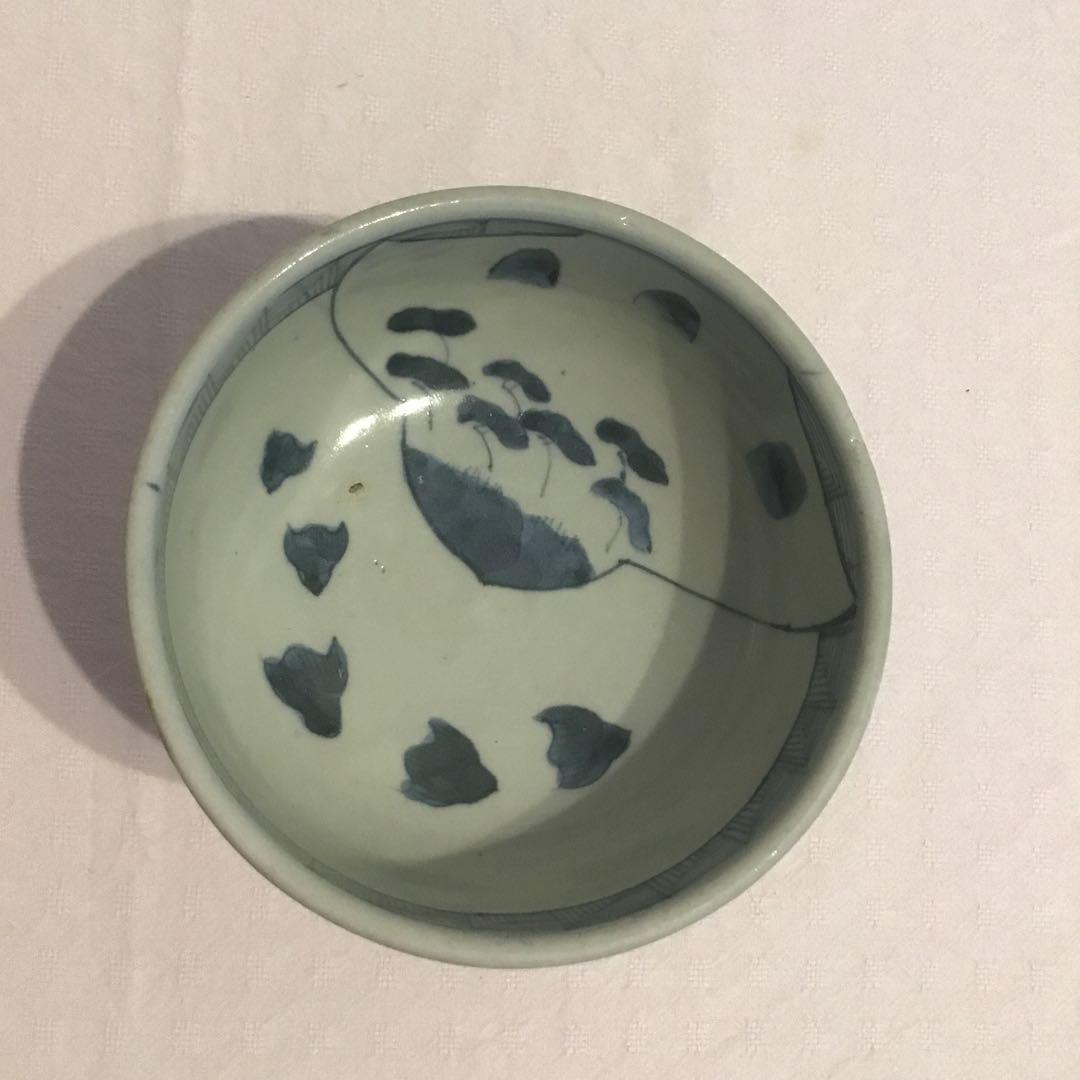 青い花模様の高脚ボウル　高台、陶器アンティーク、茶碗　年代物￼