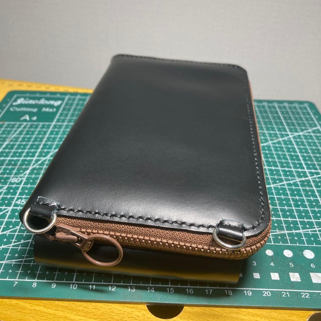 ハンドメイド　黒いレザー製スマホの入る財布型ショルダーバッグ