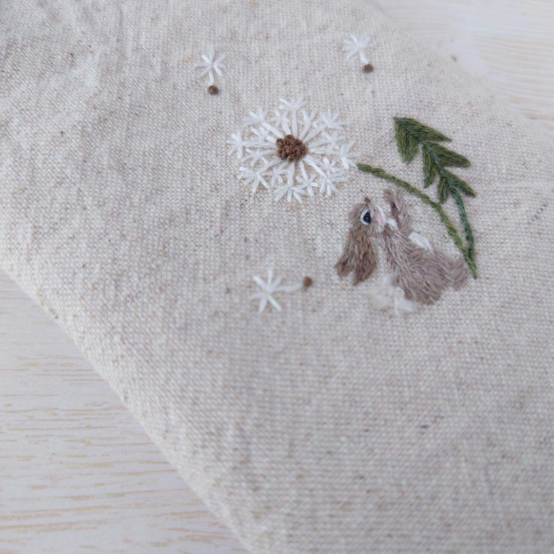 手刺繍入　貝ボタン付き メガネケース/ペンケース【うさこと綿毛】