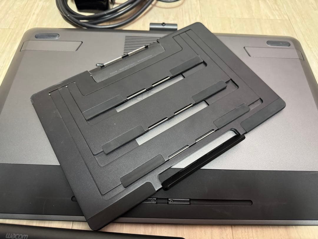 Wacom Cintiq Pro16 本体、細ペン、スタンド付き