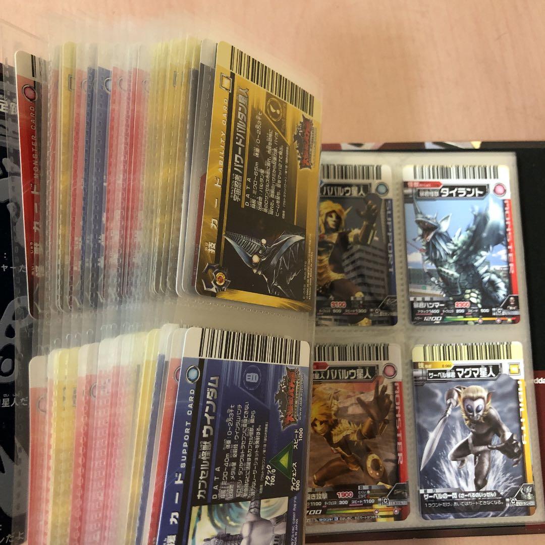 大怪獣バトル　データカードダス　オフィシャルバインダー　136枚のカード入り