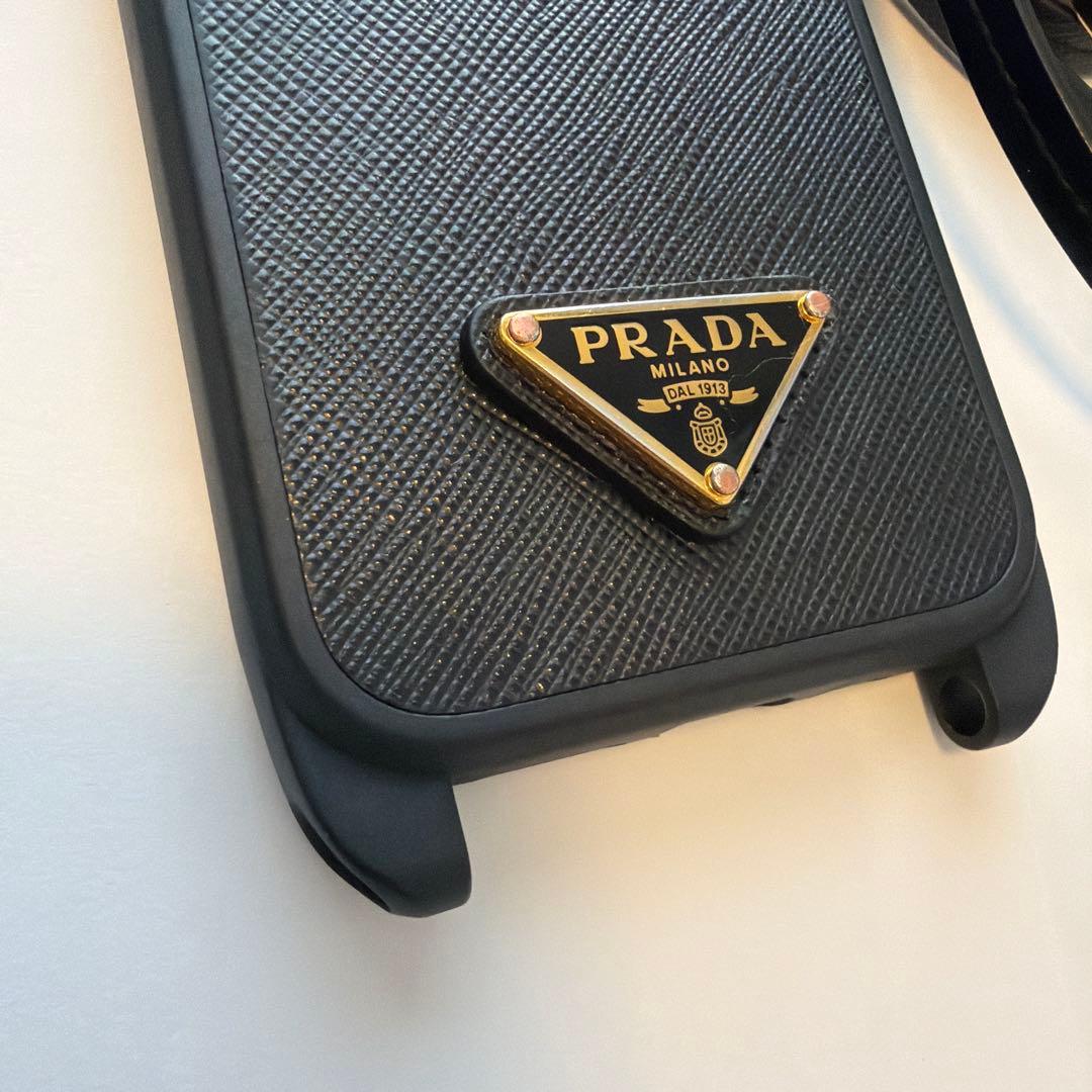 PRADA サフィアーノ トライアングル iPhone15proケース