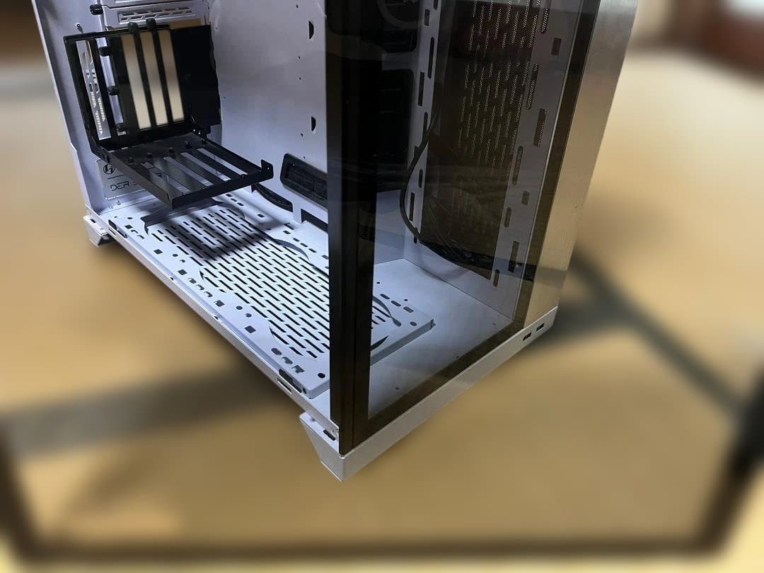 Lian li O11 Dynamic XL ROG（縦置きブラケット付き）