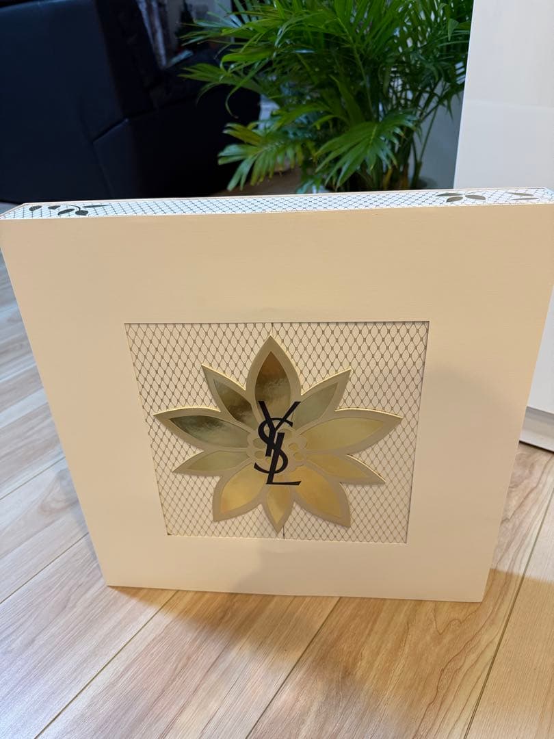 yves saint laurent イヴ・サンローラン アドベントカレンダー