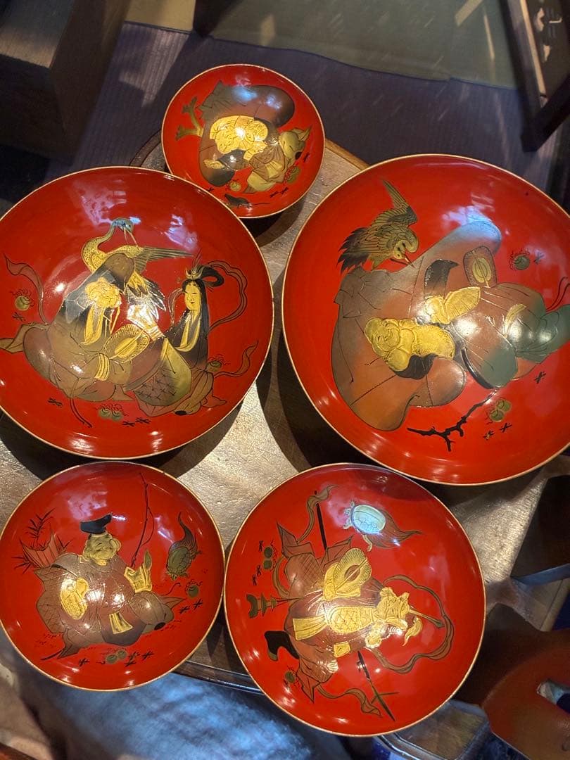 七福神盃　5段重ね　一組　朱塗り　蒔絵　縁に切れあり 共箱木箱　明治　割れ無し