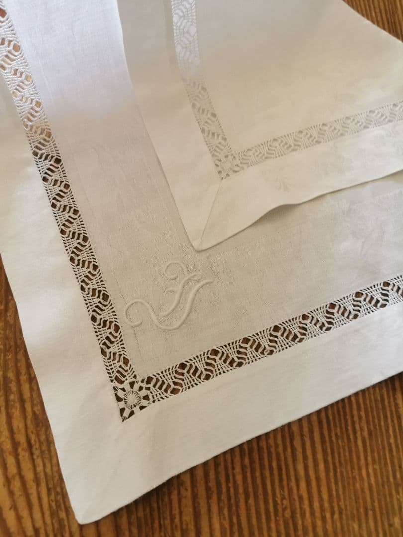 アンティーク ダマスク織 カーネーション 桜草 イニシャル刺繍 ドローンレースβ