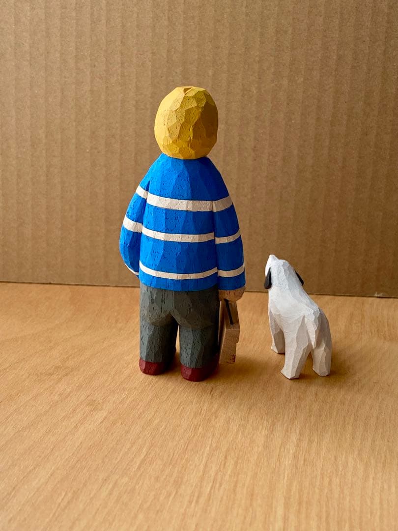 江籠正樹　ブルーの縞々の服を着た少年と犬　木工品