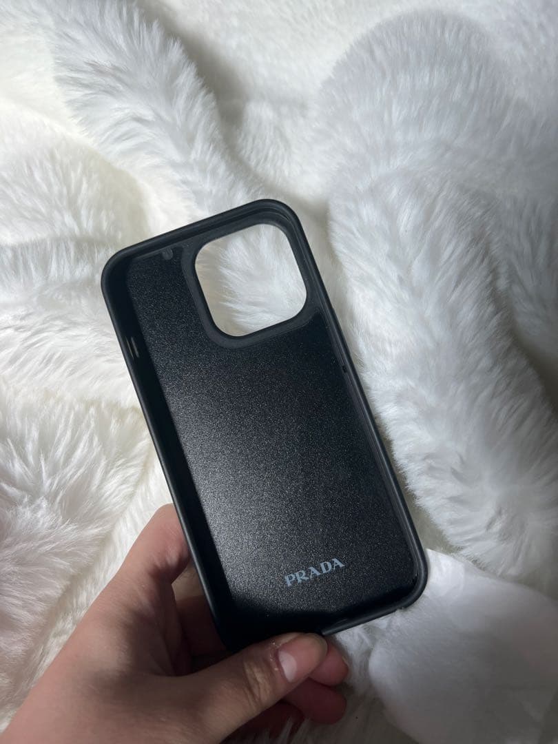 PRADA ファーのスマホケース