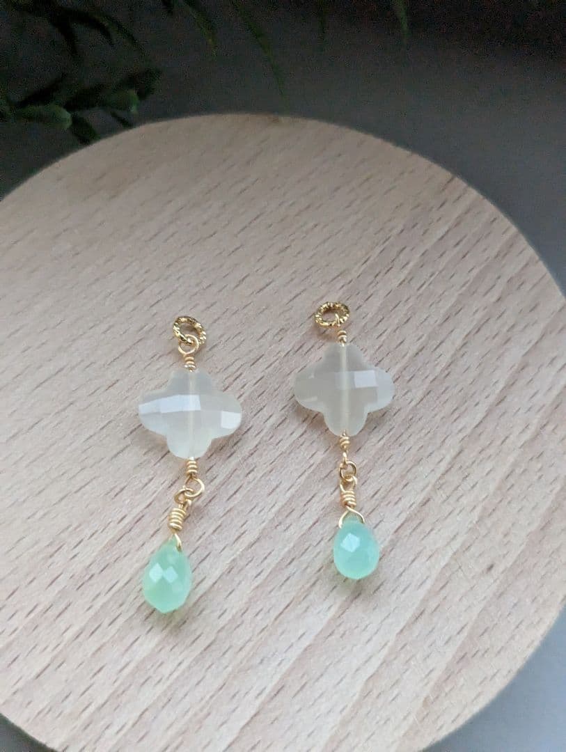 ホワイトムーンストーンとクリソプレーズのピアスチャーム