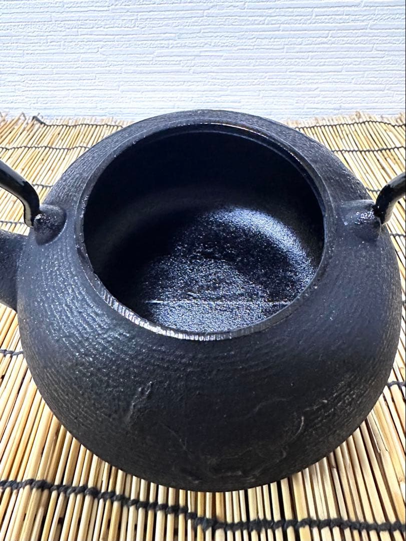 未使用品、供箱等付属品付　南部運南堂　南部鍋元造　１２型馬文様　南部鉄瓶