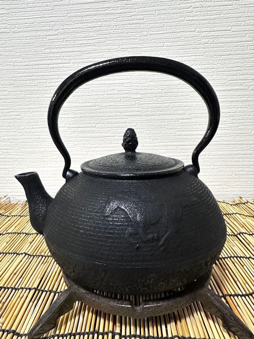 未使用品、供箱等付属品付　南部運南堂　南部鍋元造　１２型馬文様　南部鉄瓶