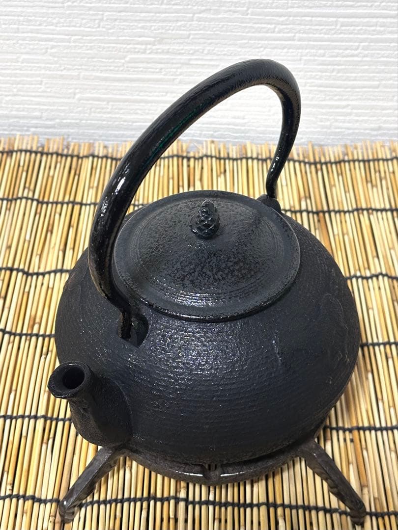 未使用品、供箱等付属品付　南部運南堂　南部鍋元造　１２型馬文様　南部鉄瓶