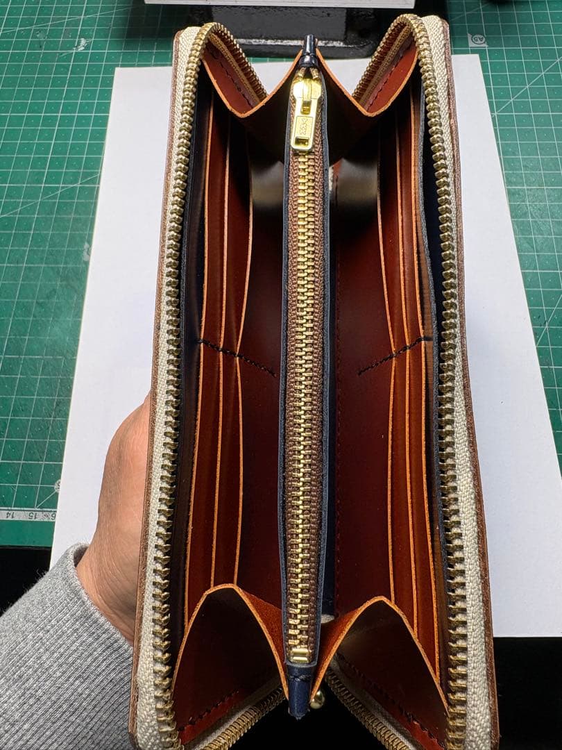 手作りの丸型ファスナー付き財布