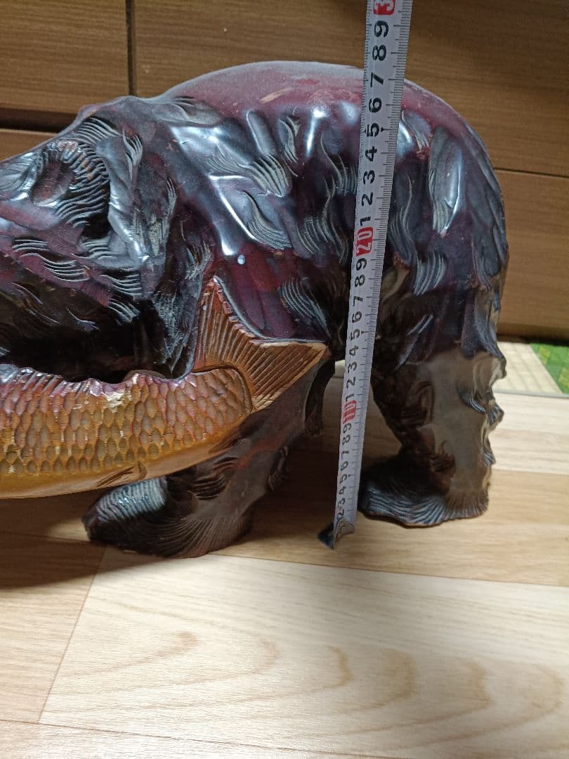 木製クマの置物 魚を咥えたデザイン 長さ約40センチ