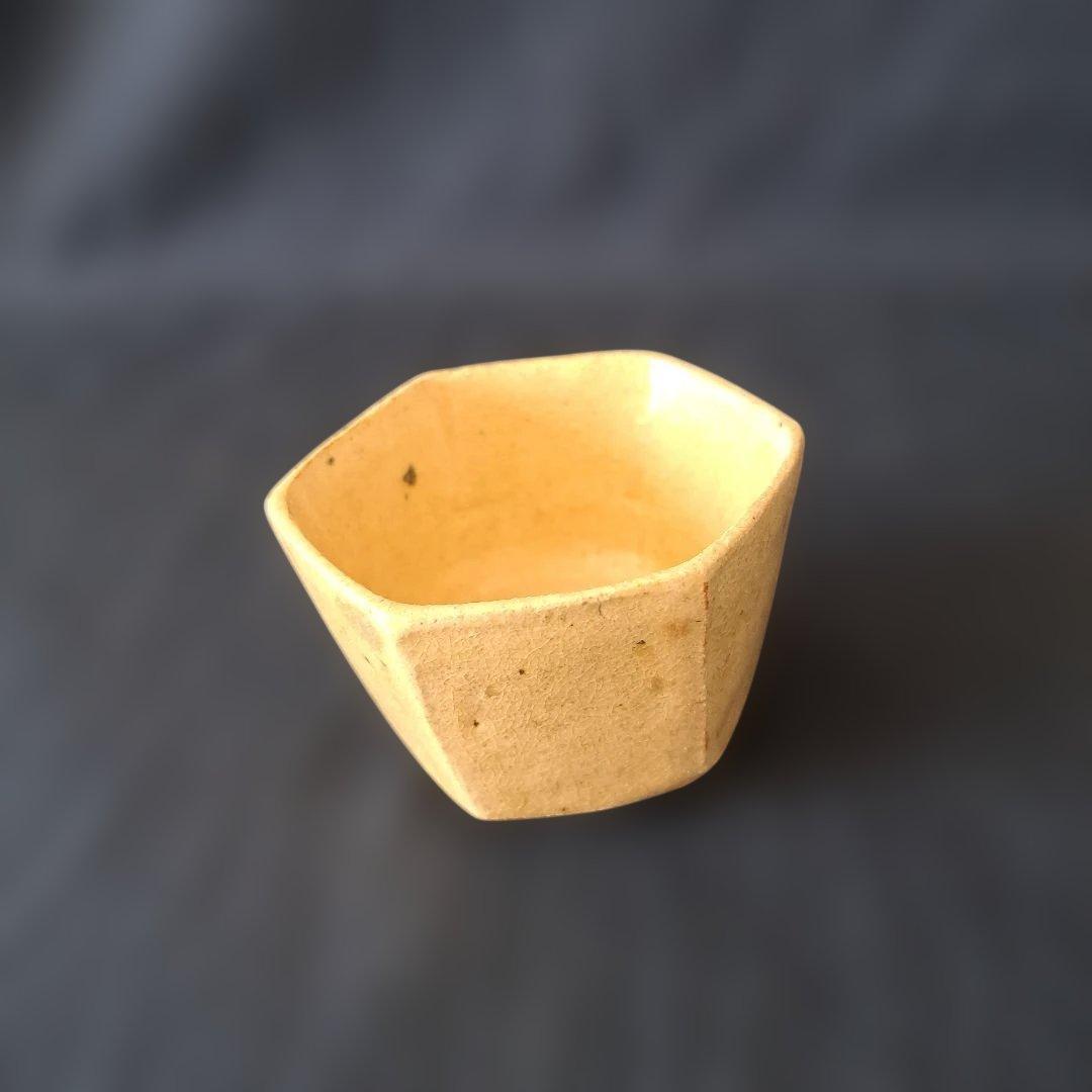 「亀のいる 黄瀬戸のぐい呑み」 六角陶器(幅6cm 高さ4cm) 骨董アンティー