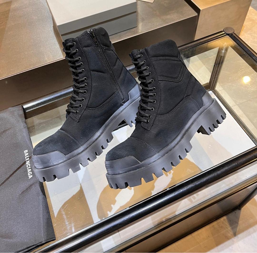 首輪・ハーネス・リード BaIenciaga combat strike boots black 42