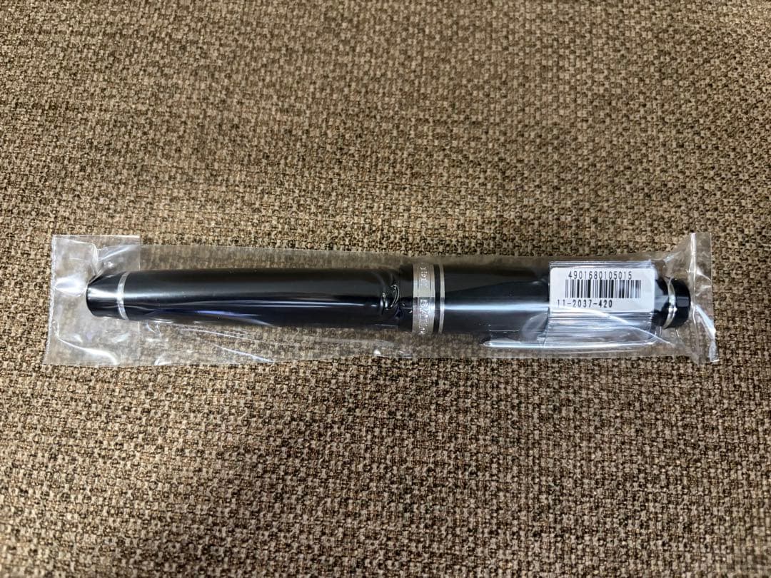 新品・未開封 セーラー万年筆プロフェッショナルギア銀ブラック中字ペン先21金使用