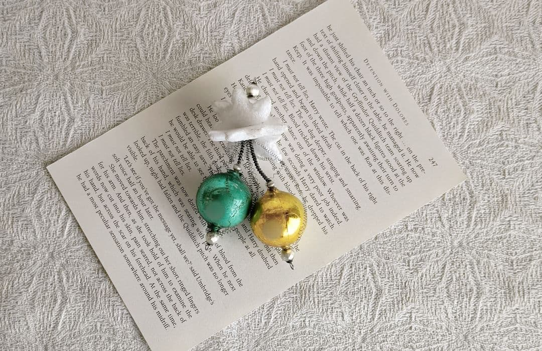 * antique beads ✳ グリーン＆イエロー 丸 オーナメント
